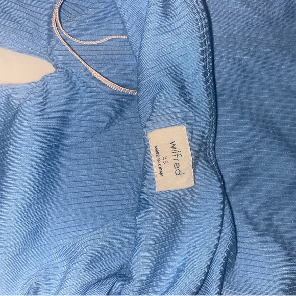 Neck wrap halter style ribbed blue tank top - Picture 3 of 4